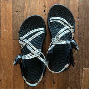 Women’s Chacos Size 6